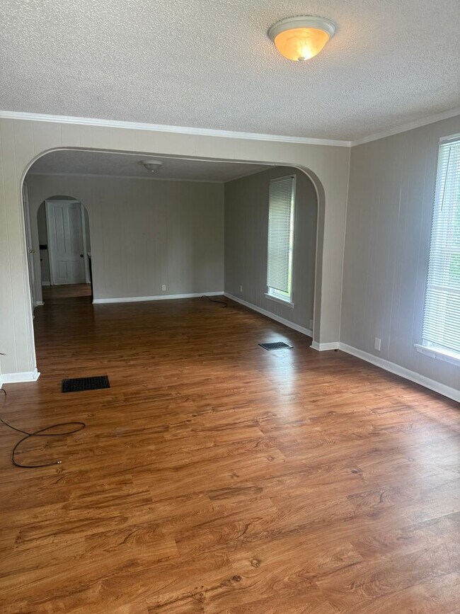 Building Photo - 2 Bed 1 Bath - Off Street Parking/Washer Dryer Hook Up!