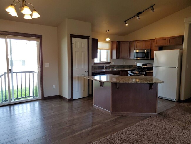 Building Photo - Lovely newer 3 bedroom 2 bath home for ren...