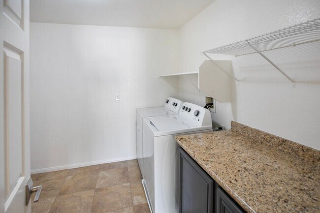 Building Photo - Southwest Pool Home With First Floor Bed And Bath