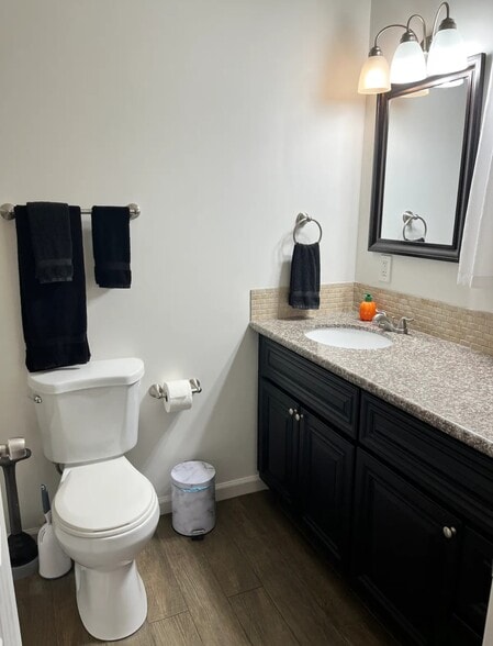 Building Photo - 953 Hilltop Dr