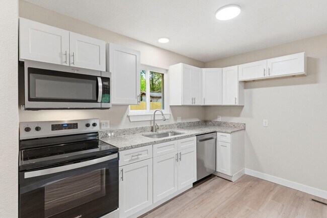 Building Photo - 2744 N Pierce Ave