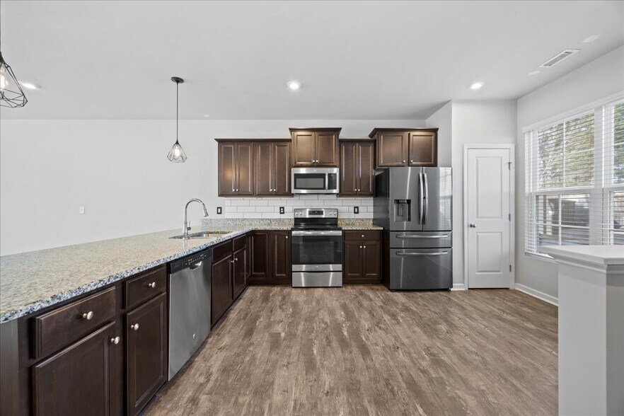 Building Photo - 8860 Commons Townes Dr