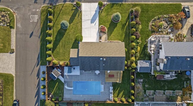 Building Photo - 445 S Riverside Dr