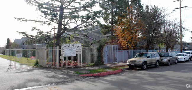 Primary Photo - Osborne Gardens Apartments
