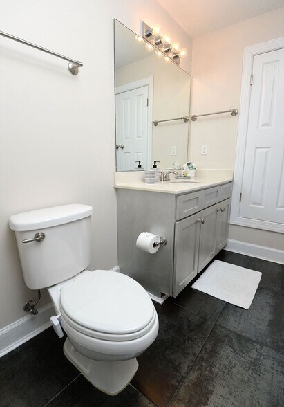 Building Photo - 17545 Front Beach Rd