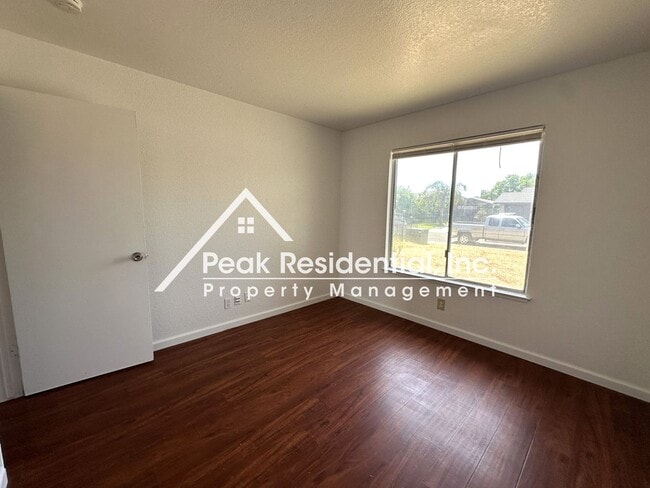 Building Photo - Spacious 3bd/2ba House with 2 Car Garage