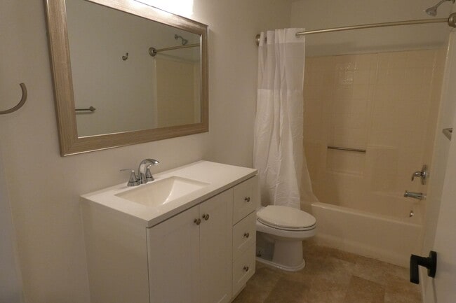 Building Photo - HOUSE FOR RENT