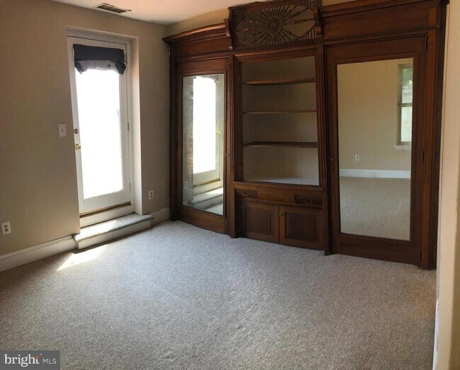 Building Photo - 1906 Fairmount Ave