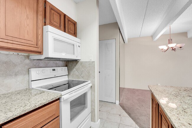 Building Photo - $1,395.00, stunning 1 bed, 1 bath condo in...
