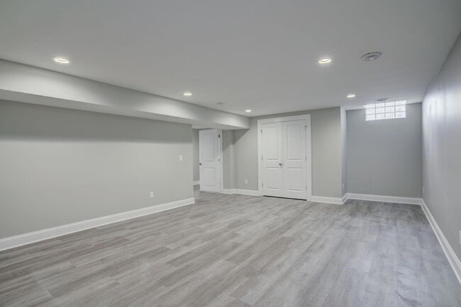 Building Photo - 2056 Summit Ave