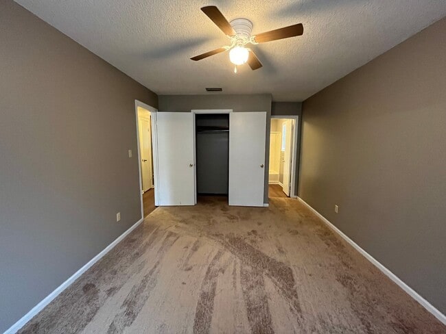 Building Photo - 6107 Vinnie Dr