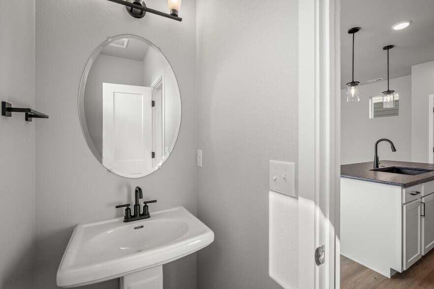 Building Photo - 6373 Scrabble Vw