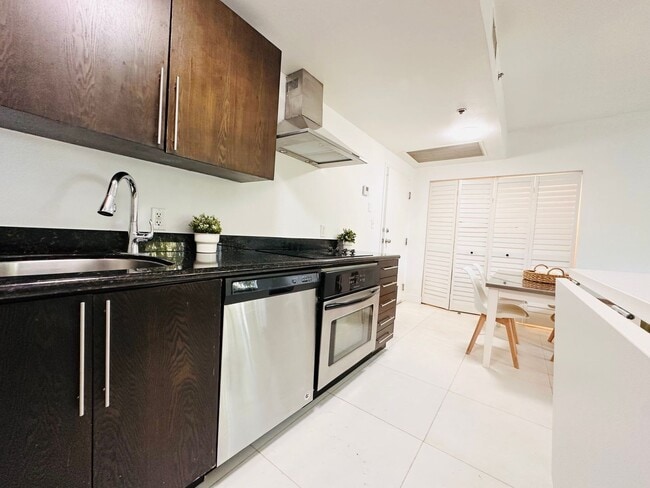 Building Photo - Bright and furnished 1/1 in classy remodel...
