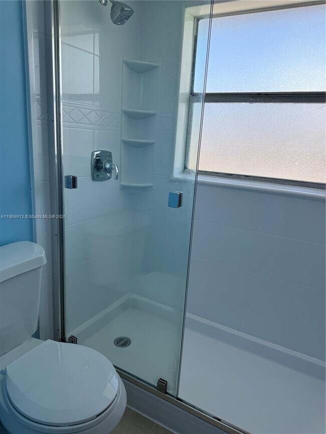 Building Photo - 9906 Twin Lakes Dr