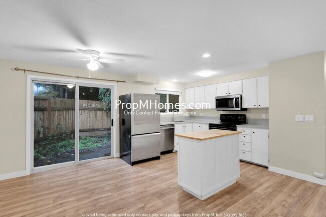 Building Photo - Updated Three Bedroom Duplex in the Heart of Oregon City!