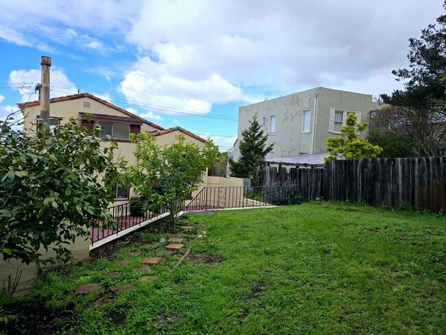 Building Photo - Tri-level Single Family Home