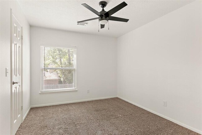 Building Photo - 304 E Golden Arrow Cir