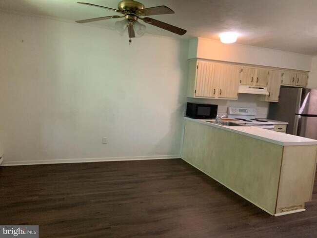 Building Photo - 400 Campbell Cir