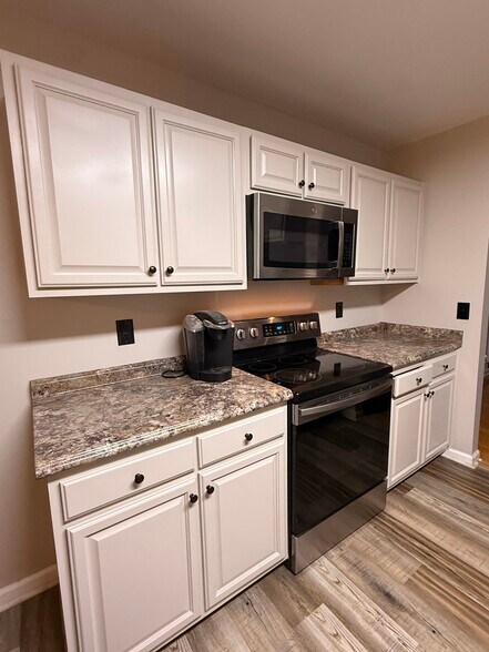 Kitchen - 424 W Abington Way