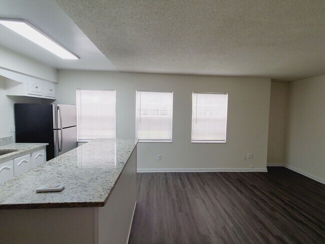 Building Photo - Updated One Bedroom, One Bath Apartment - ...