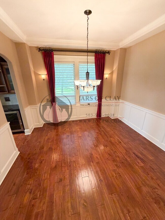 Building Photo - Luxurious Woodburn Residence | Main-Floor Primary Suite & Butler's Pantry
