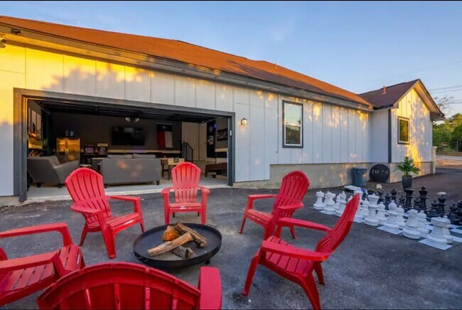 Building Photo - 1025 Scenic View Dr