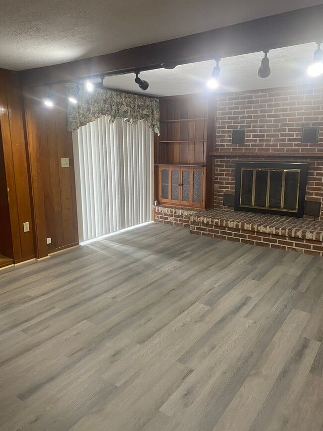 Building Photo - 3 bed 2 bath