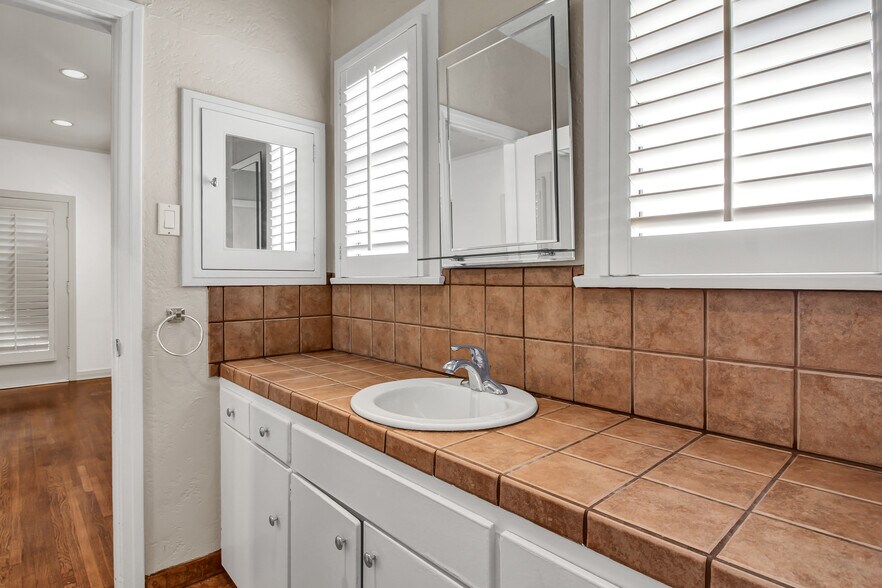 Building Photo - 123 N La Jolla Ave