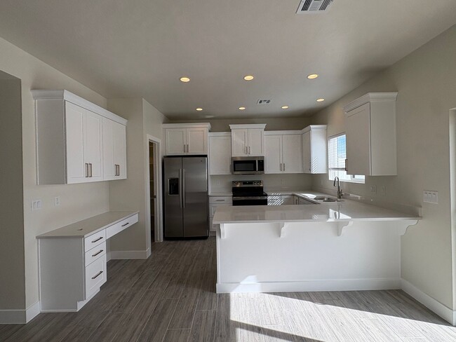 Building Photo - Brand New Townhome