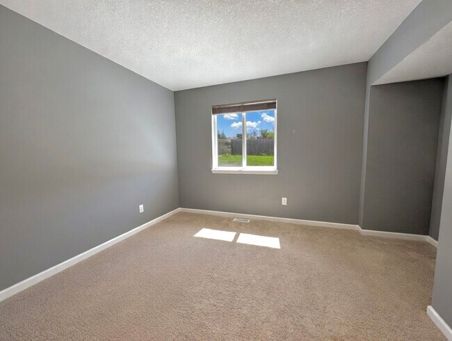 Building Photo - Rare 4 Bedroom End Unit Townhome in The Beautiful Stonemill Farms of Woodbury