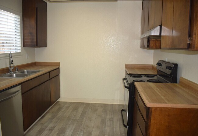 Building Photo - 5606 Passero Way