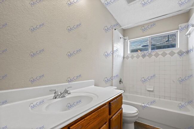 Building Photo - Spacious 4/2.5 Home in Fort Worth!