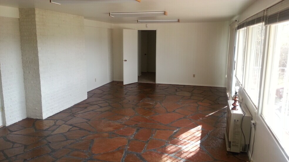 Building Photo - 33 Skyline Dr