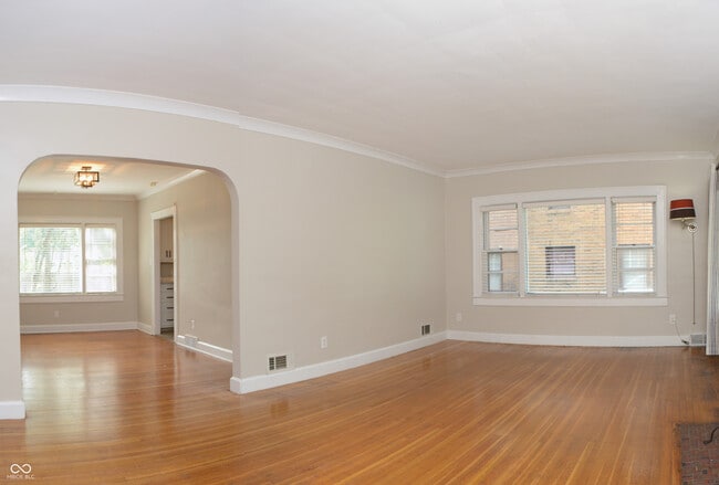 Building Photo - 627 E 54th St