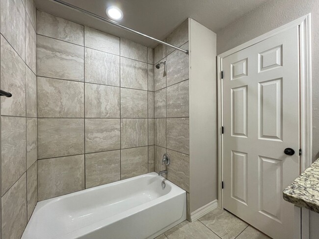 Building Photo - Town home for rent