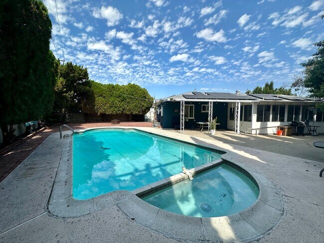 Building Photo - Private oasis in Oak Park