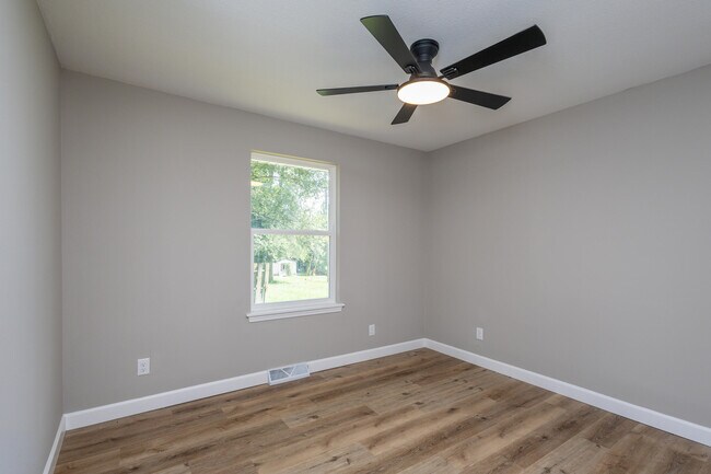 Building Photo - 25 Poplar Hill Dr