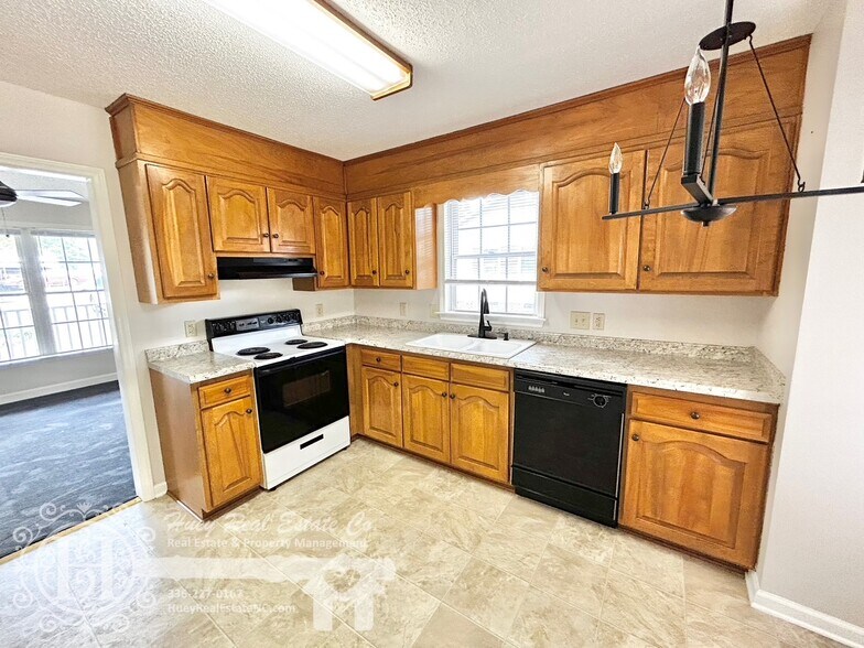 Building Photo - 211 E Gilbreath St