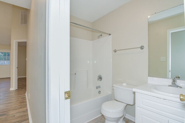 Building Photo - Townhouse w/ 1 Car Garage