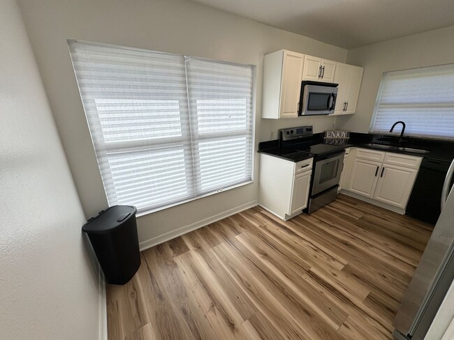 Building Photo - Cozy 2 Bedroom and 2 Bath Townhome in Kiss...