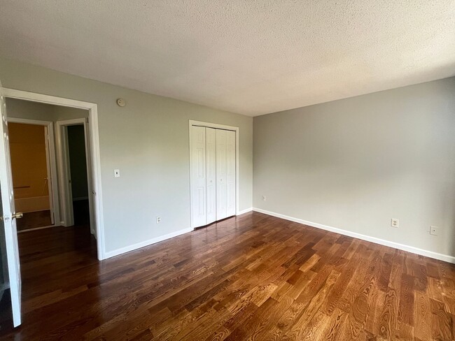 Building Photo - 2 Bed/ 1 Bath- Renovated Duplex Condo W/ G...