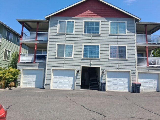 Building Photo - Cute, clean 2 bedroom upstairs apartment with patio.