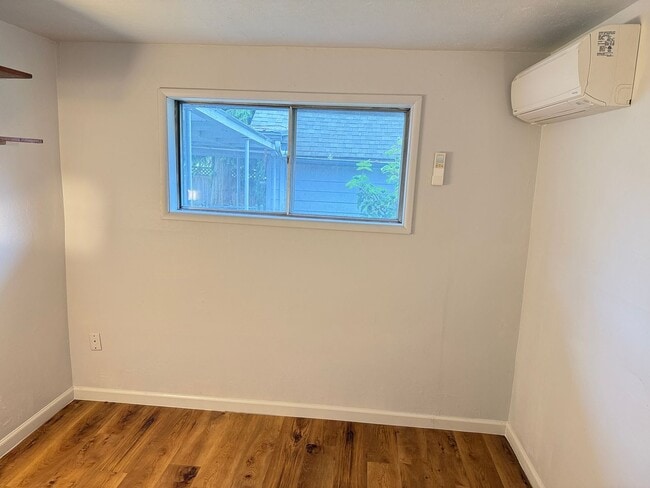 Building Photo - Huge 4 bedroom 2 bath house!