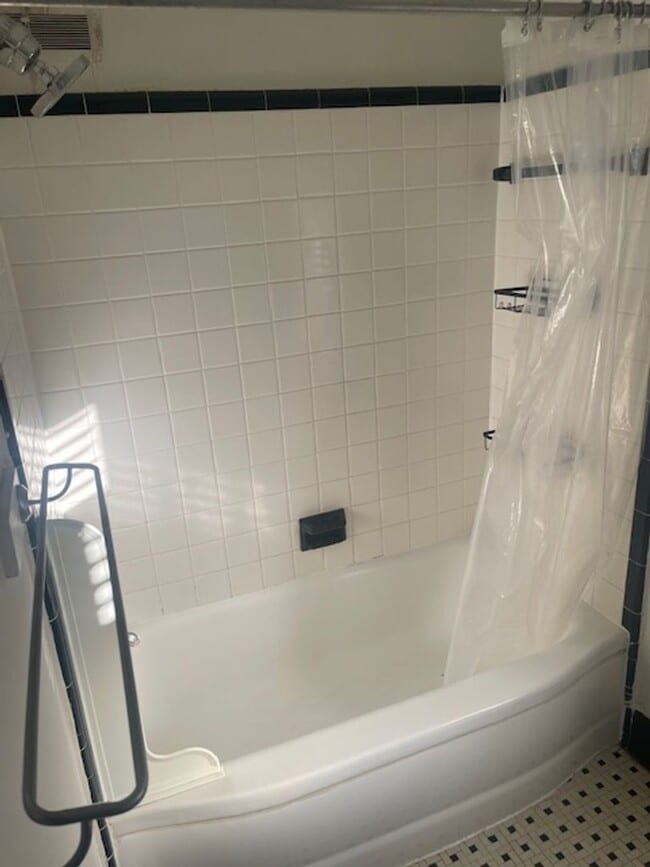 Building Photo - Split level 4 bedroom in Madison Park