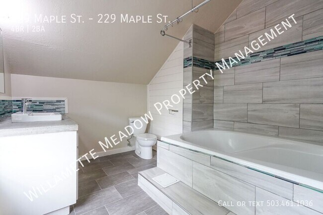 Building Photo - 229 NE Maple St