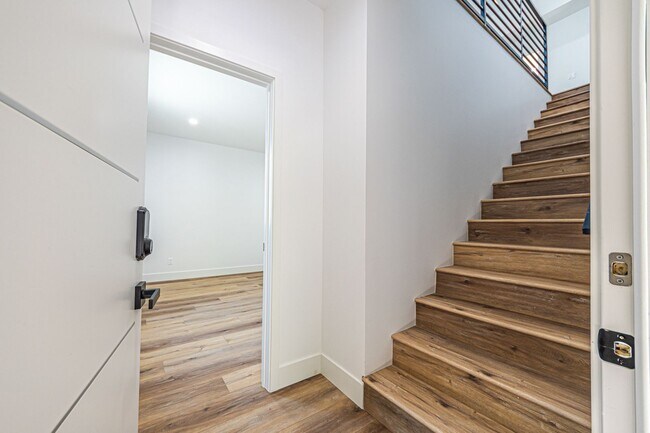 Building Photo - 4445 1/2 Auckland Ave