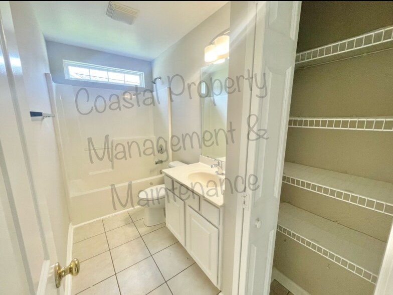 Building Photo - 1156 Great Lakes Cir
