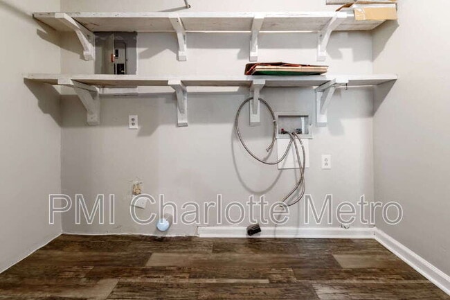 Building Photo - 3214 Old House Cir