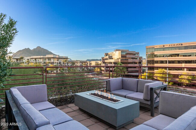 Building Photo - 7161 E Rancho Vista Dr