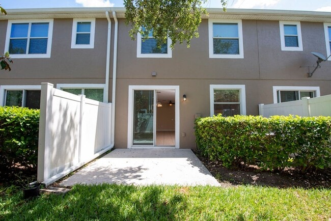 Building Photo - Nice 3/2.5 Townhouse with Garage in Lake N...